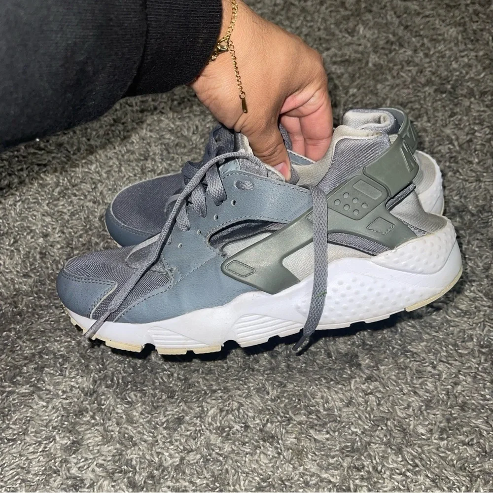 Nike Huarache Gray Low Top Sneakers Size 6.5Y